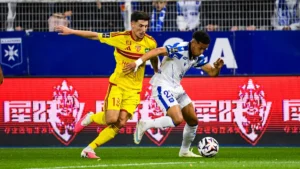 Lucas Buades, sous le maillot jaune du Mans, à la lutte avec un Auxerrois à l'Abbé-Deschamps, le 25 octobre 2026