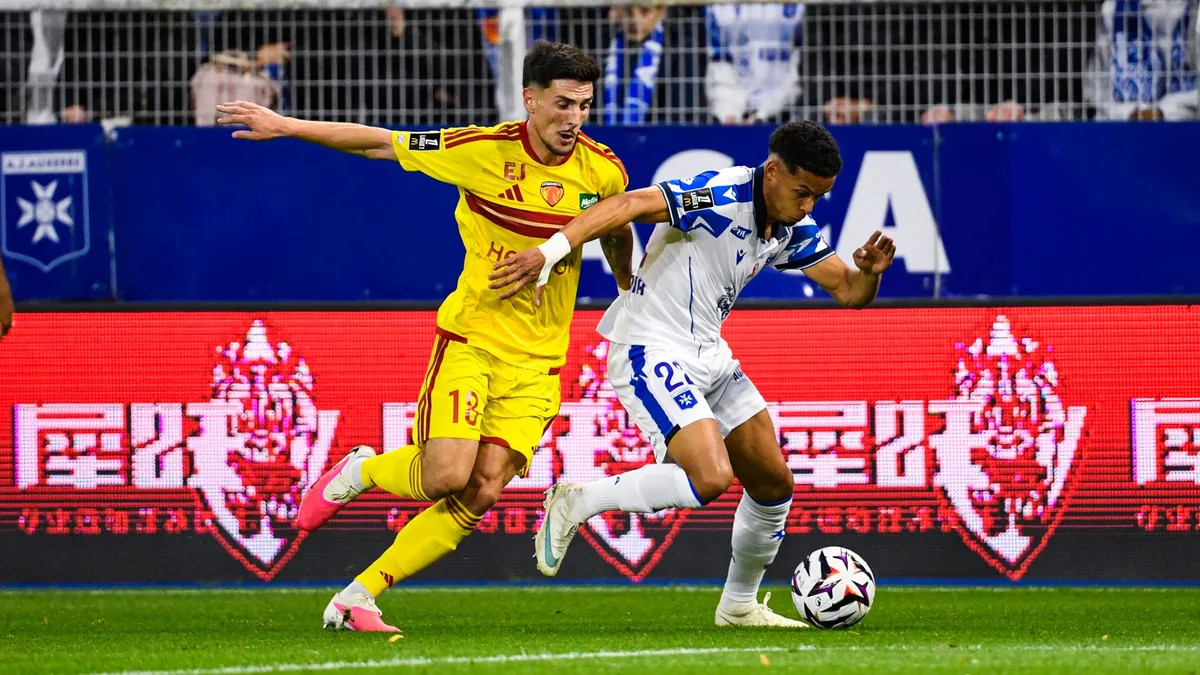Lucas Buades, sous le maillot jaune du Mans, à la lutte avec un Auxerrois à l'Abbé-Deschamps, le 25 octobre 2026