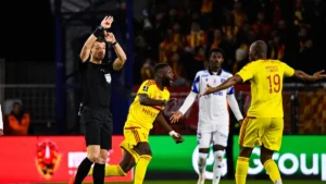 Willy Delajod signale un visionnage vidéo devant des joueurs du Mans et d'Auxerre à l'Abbé-Deschamps, octobre 2026