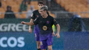Pedri sous la pluie avec le FC Barcelone face au Betis à Séville, octobre 2026