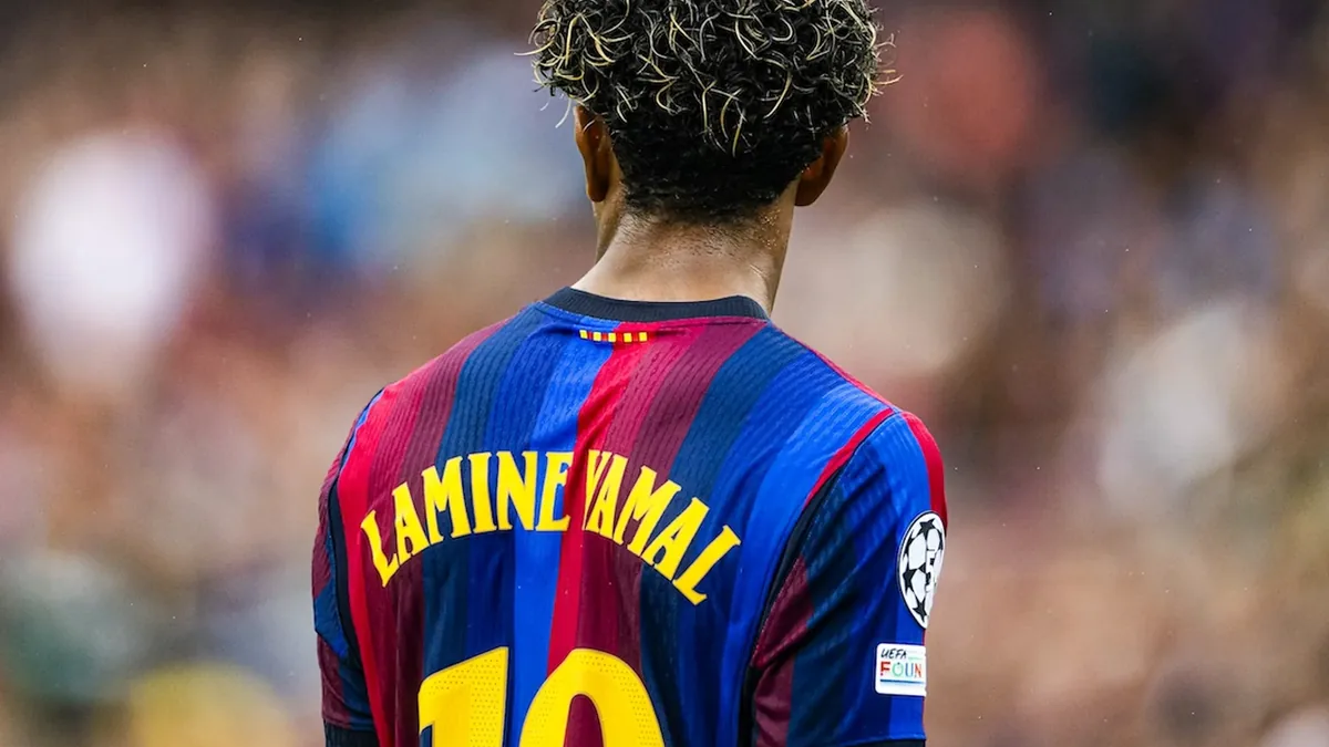 Lamine Yamal de dos sous le maillot du FC Barcelone, saison 2026-2027