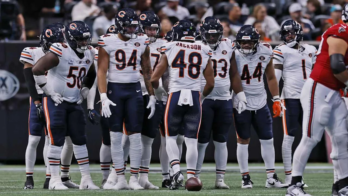 La défense des Chicago Bears réunie avant une action face aux Falcons à Atlanta, octobre 2026