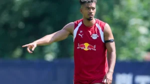 Benjamin Henrichs donne une consigne lors d'un entraînement du RB Leipzig