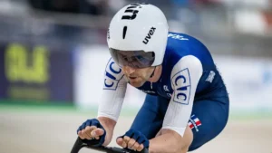 Benjamin Thomas sous le maillot de l'équipe de France de cyclisme sur piste, en position sur son vélo