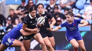 Une joueuse des Black Ferns raffûte face aux Bleues lors du WXV en Nouvelle-Zélande, octobre 2026