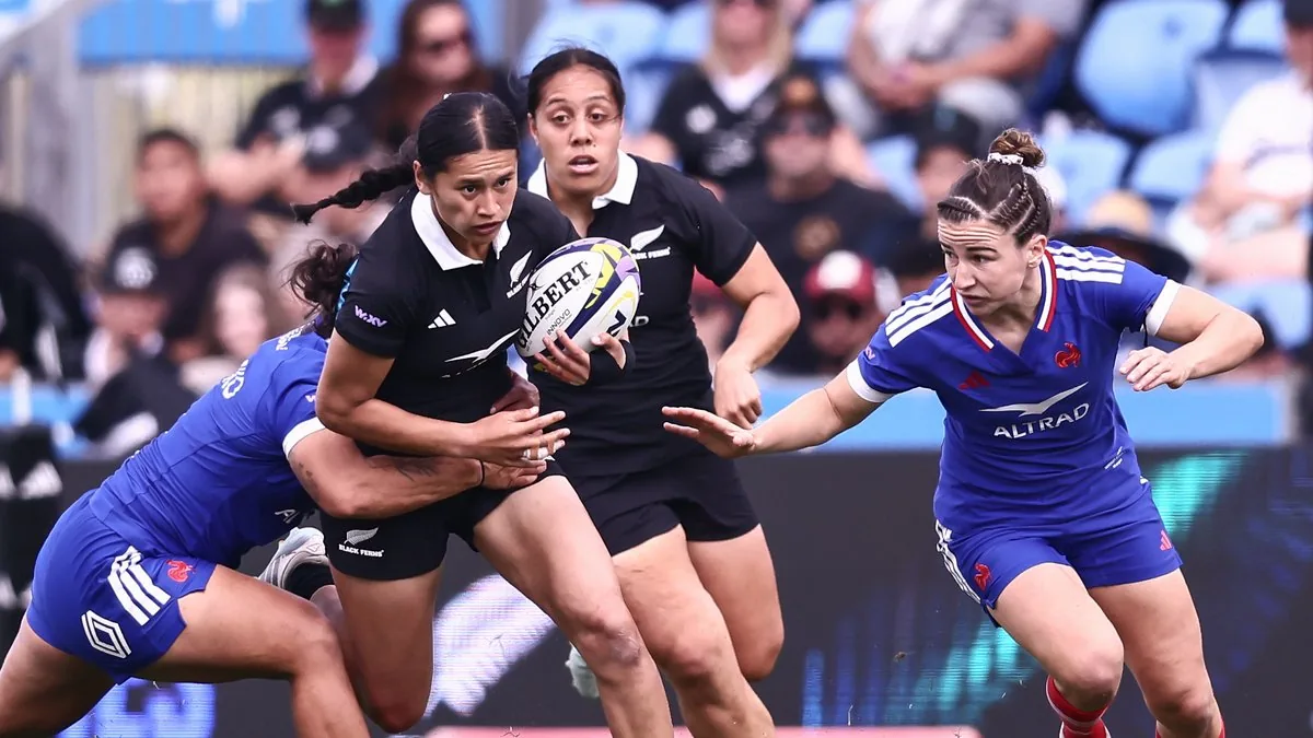 Une joueuse des Black Ferns raffûte face aux Bleues lors du WXV en Nouvelle-Zélande, octobre 2026