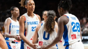 Joueuses de l'équipe de France féminine de basket, dont Migna Touré, réunies sur le terrain lors d'un match des Bleues