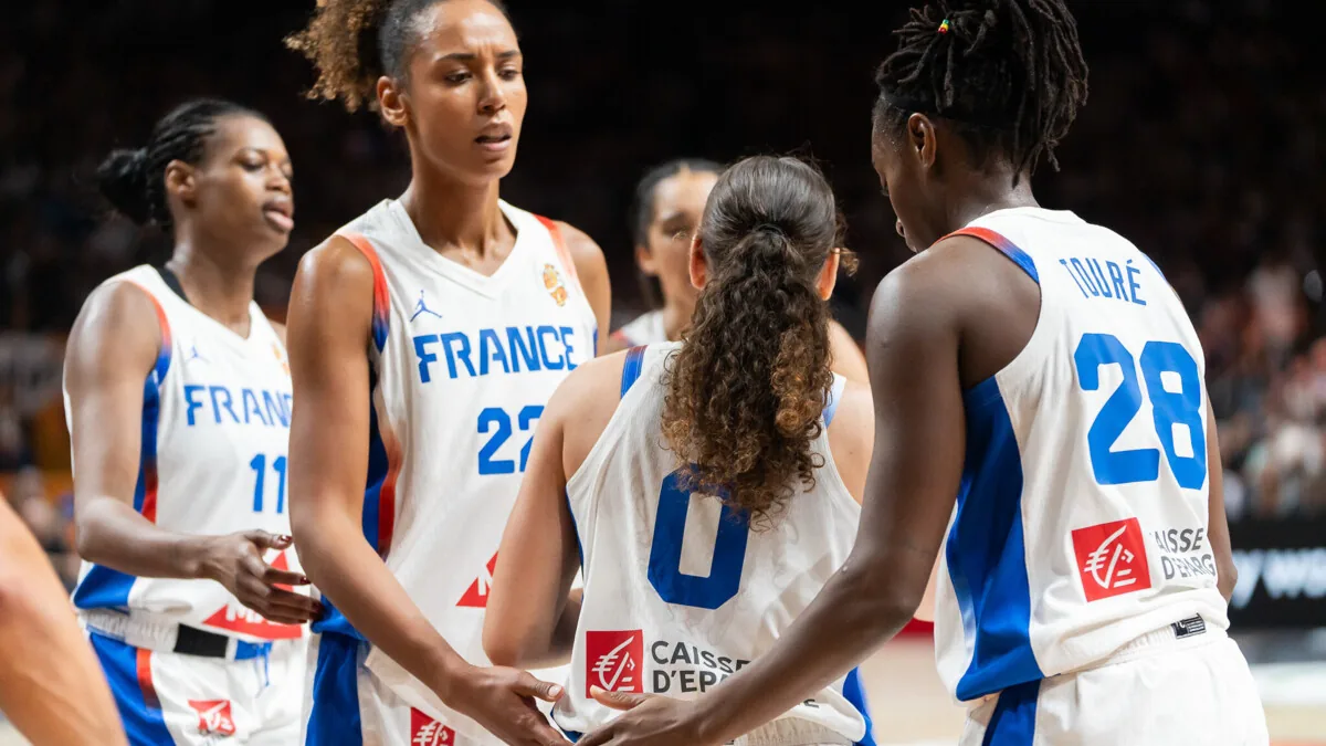 Joueuses de l'équipe de France féminine de basket, dont Migna Touré, réunies sur le terrain lors d'un match des Bleues