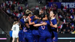 Les joueuses de l'équipe de France féminine célèbrent un but face à la Lettonie à Laval, octobre 2026