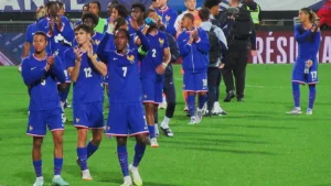 Les joueurs de l'équipe de France Espoirs saluent le public après France-Serbie au Moustoir, septembre 2025