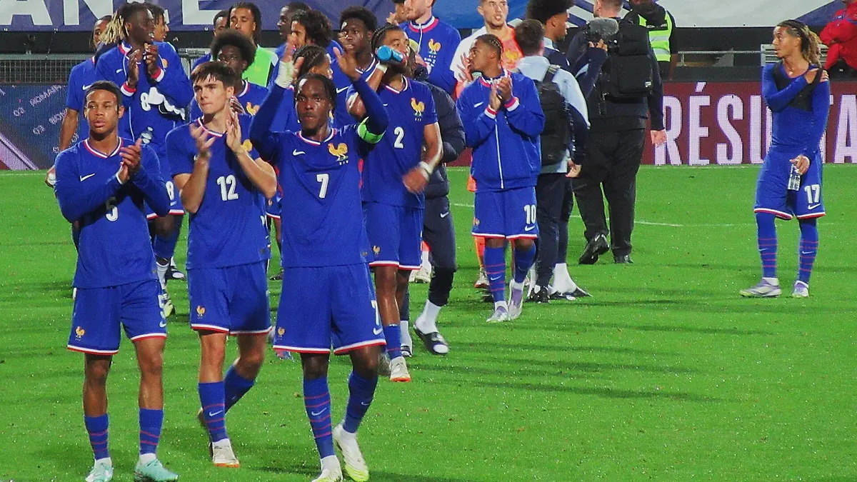 Les joueurs de l'équipe de France Espoirs saluent le public après France-Serbie au Moustoir, septembre 2025