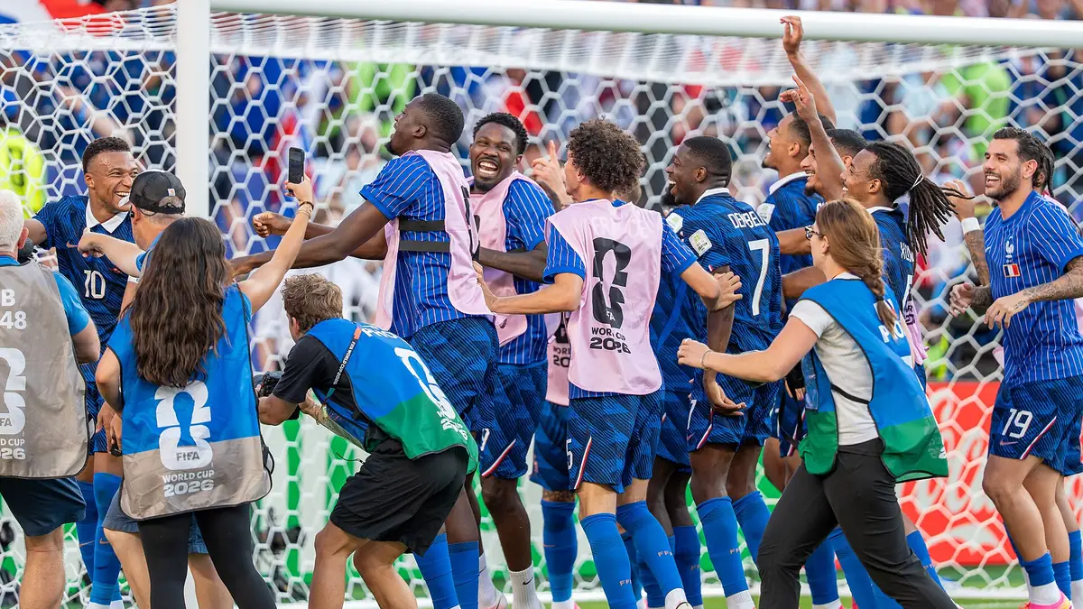 Les joueurs de l'équipe de France font la fête lors de France-Paraguay au Mondial 2026, le 4 juillet
