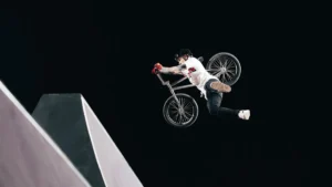 Le Britannique Jordan Clark en BMX freestyle park aux Mondiaux de cyclisme urbain de Riyad, novembre 2025