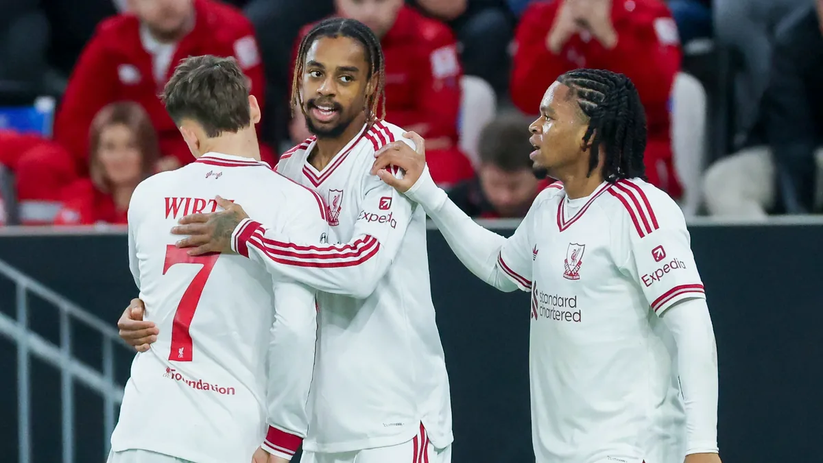 Bradley Barcola félicité par ses coéquipiers de Liverpool à Linz en Ligue des champions, octobre 2026