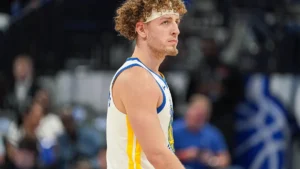 Brandin Podziemski sous le maillot blanc des Golden State Warriors pendant un match
