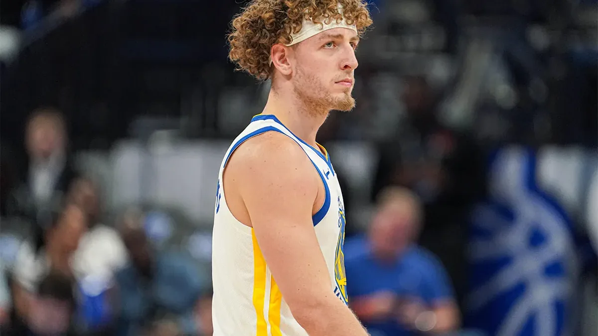 Brandin Podziemski sous le maillot blanc des Golden State Warriors pendant un match