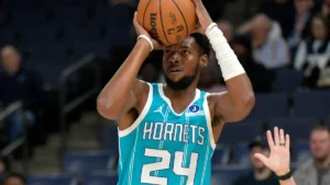 Brandon Miller au tir sous le maillot turquoise numéro 24 des Charlotte Hornets