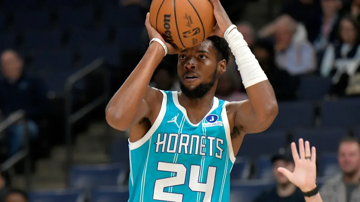 Brandon Miller au tir sous le maillot turquoise numéro 24 des Charlotte Hornets