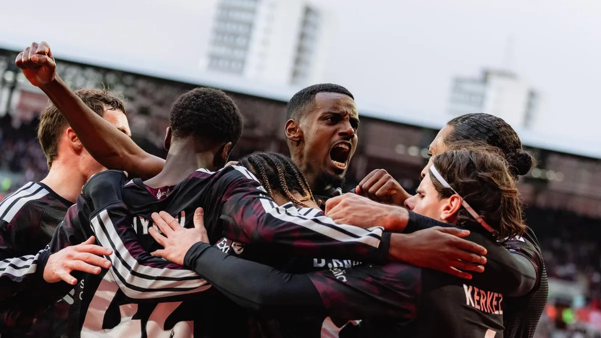 Alexander Isak et les joueurs de Liverpool fêtent un but sur la pelouse de Brentford, octobre 2026