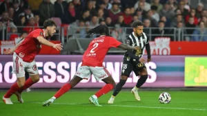Bradley Locko (Brest) presse Jim Allevinah (Angers) au stade Francis-Le Blé, Ligue 1, 10 octobre 2026