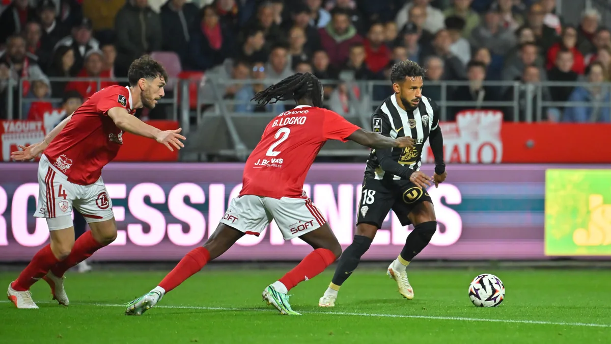 Bradley Locko (Brest) presse Jim Allevinah (Angers) au stade Francis-Le Blé, Ligue 1, 10 octobre 2026