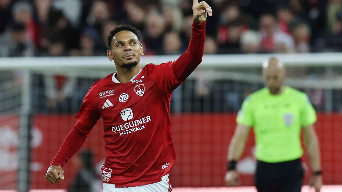 Kenny Lala célèbre un but sous le maillot du Stade Brestois en Ligue 1, octobre 2026