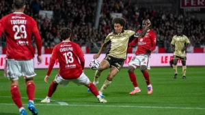 Axel Witsel, capitaine de Nice, face à Chotard et Tousart lors de Brest-Nice au stade Francis-Le Blé, octobre 2026