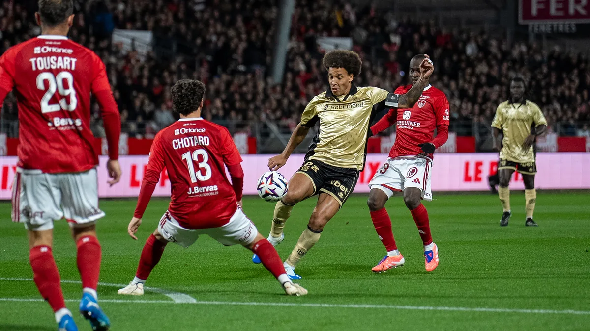 Axel Witsel, capitaine de Nice, face à Chotard et Tousart lors de Brest-Nice au stade Francis-Le Blé, octobre 2026