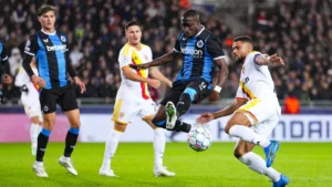 Duel entre un joueur du Club Bruges et un Lensois au stade Jan-Breydel, Ligue des champions, 21 octobre 2026