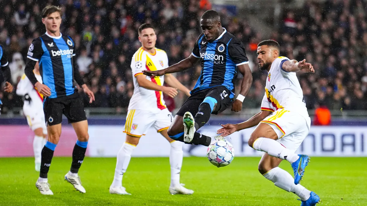 Duel entre un joueur du Club Bruges et un Lensois au stade Jan-Breydel, Ligue des champions, 21 octobre 2026