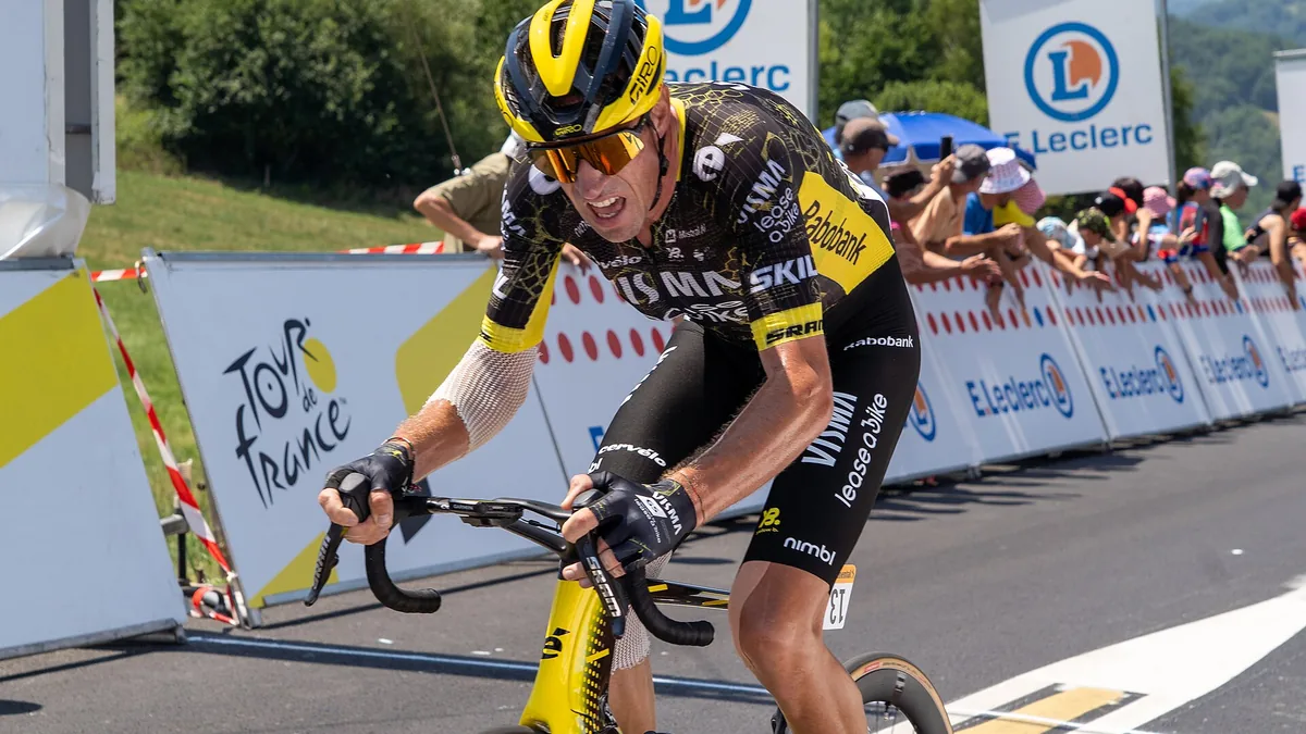 Bruno Armirail sous le maillot de Visma-Lease a Bike dans la côte de Loucrup, 6e étape du Tour de France, juillet 2026