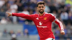 Bruno Fernandes, capitaine de Manchester United, donne des consignes lors d'un match de Premier League