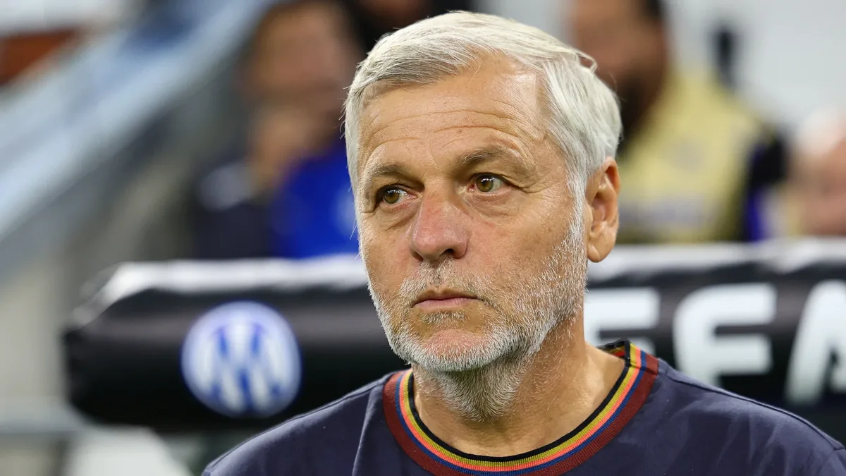 Bruno Genesio, entraîneur de l'OM, sur le banc du Vélodrome face à l'Olympiakos en Ligue Europa, octobre 2026