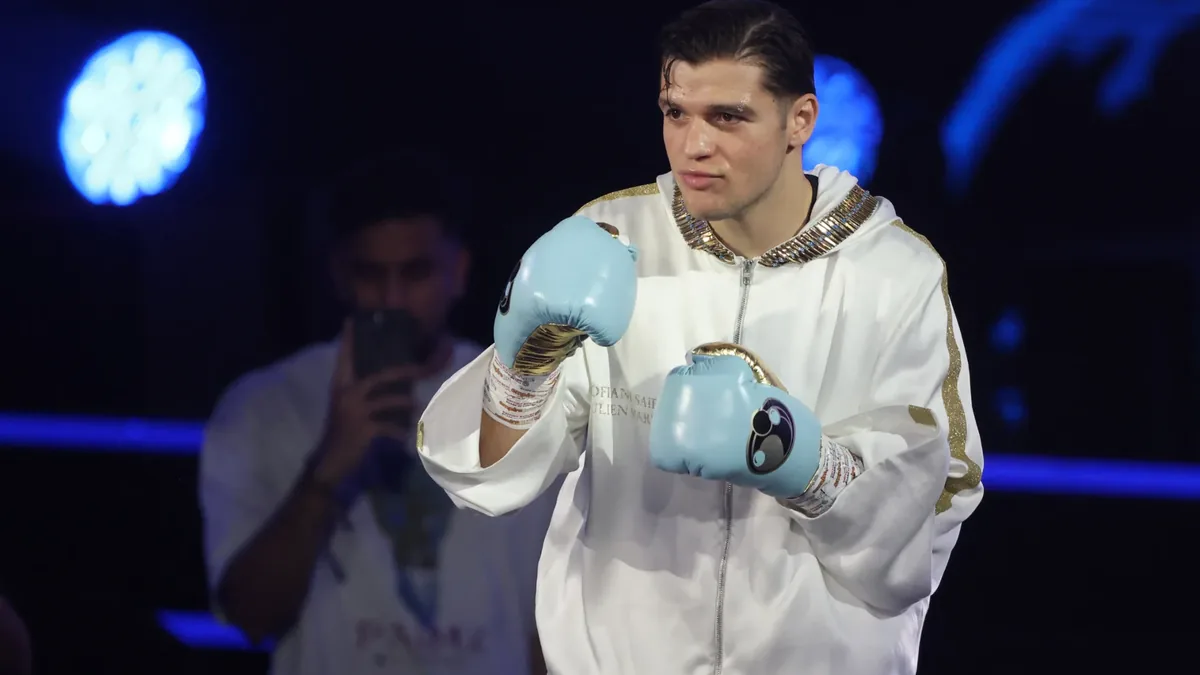Bruno Surace, gants bleus et peignoir blanc, lors de son entrée avant la revanche contre Jaime Munguia à Riyad