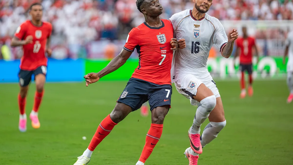 Bukayo Saka à la lutte avec un défenseur du Panama sous le maillot de l'Angleterre, Coupe du monde, juin 2026
