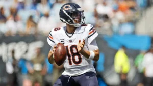 Caleb Williams, quarterback des Chicago Bears, prêt à lancer en match sous le maillot blanc du club