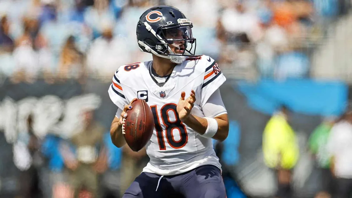 Caleb Williams, quarterback des Chicago Bears, prêt à lancer en match sous le maillot blanc du club