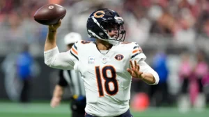 Caleb Williams lance le ballon avec les Chicago Bears face aux Atlanta Falcons, octobre 2026