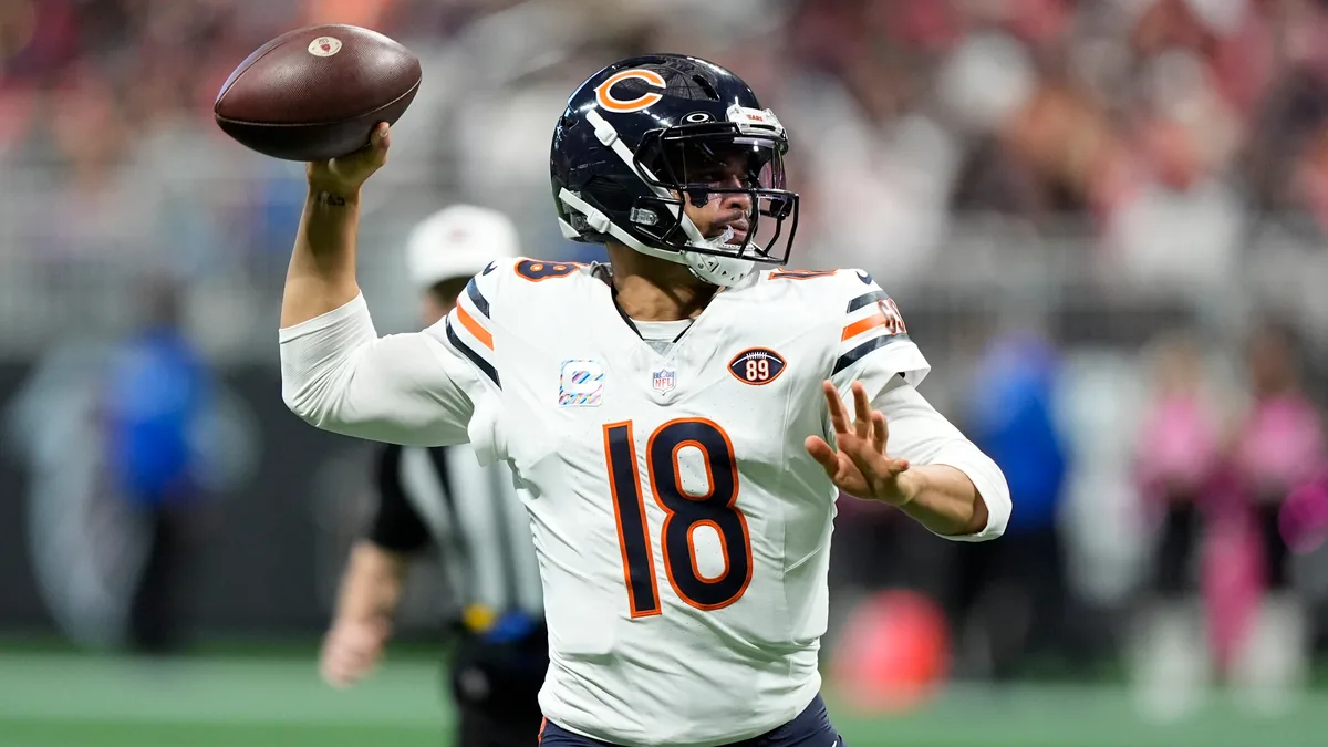 Caleb Williams lance le ballon avec les Chicago Bears face aux Atlanta Falcons, octobre 2026