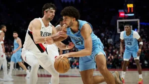 Cameron Boozer, ailier des Grizzlies, déborde Deni Avdija au Moda Center de Portland, octobre 2026