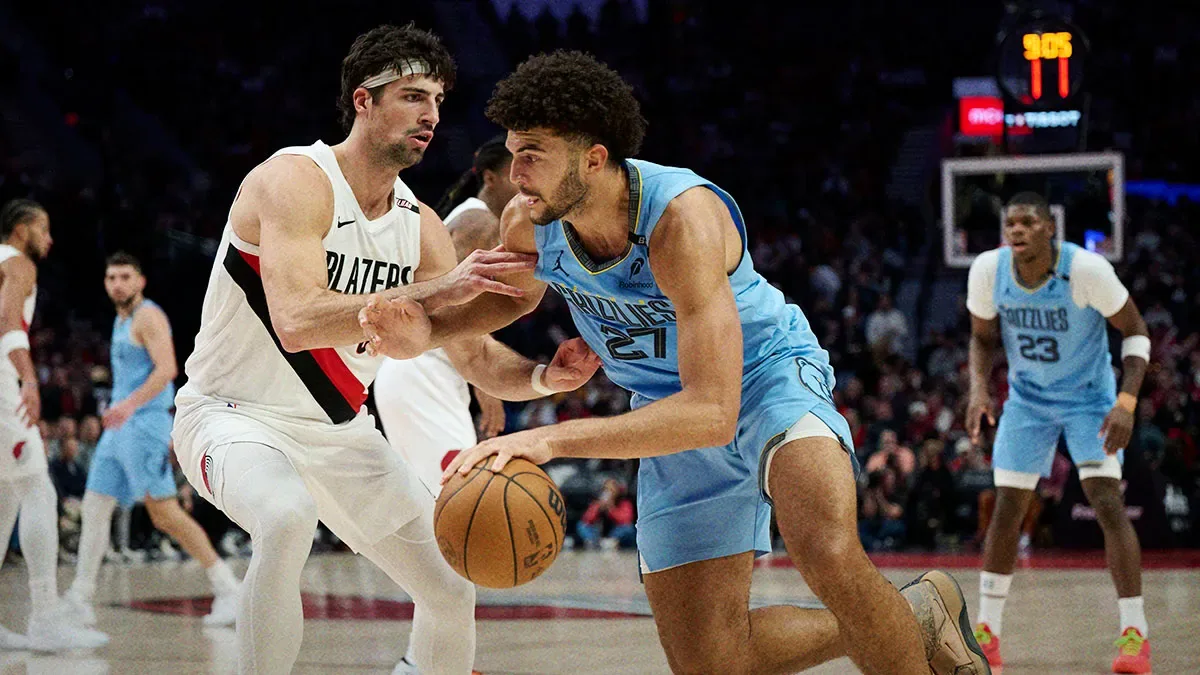 Cameron Boozer, ailier des Grizzlies, déborde Deni Avdija au Moda Center de Portland, octobre 2026
