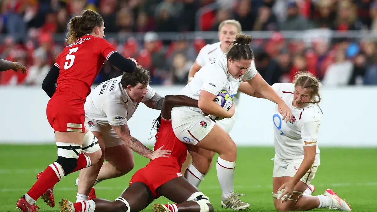 Une Anglaise porte le ballon face aux Canadiennes lors de Canada-Angleterre au BMO Field de Toronto, octobre 2026