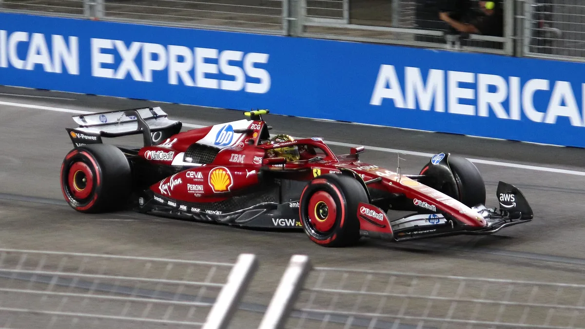 Lewis Hamilton au volant de sa Ferrari lors des essais libres du Grand Prix de Singapour, octobre 2025