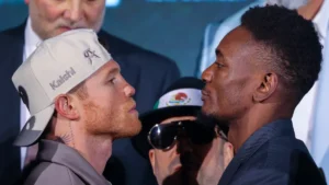 Canelo Álvarez et Christian Mbilli face à face lors de la conférence de presse à Riyad, octobre 2026