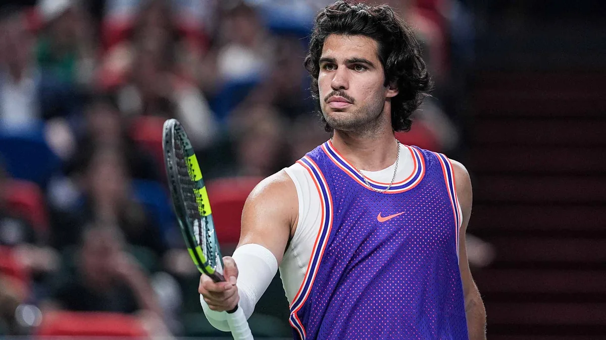 Carlos Alcaraz, raquette en main, lors d'un match en salle sur le circuit ATP en octobre 2026