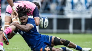 Un joueur du Castres Olympique plaqué par un adversaire du Stade Français en Top 14, octobre 2026