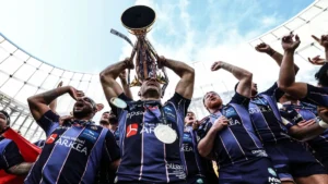 Les joueurs de l'Union Bordeaux-Bègles soulèvent le trophée de la Champions Cup après leur titre de mai 2026
