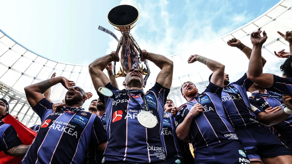 Les joueurs de l'Union Bordeaux-Bègles soulèvent le trophée de la Champions Cup après leur titre de mai 2026
