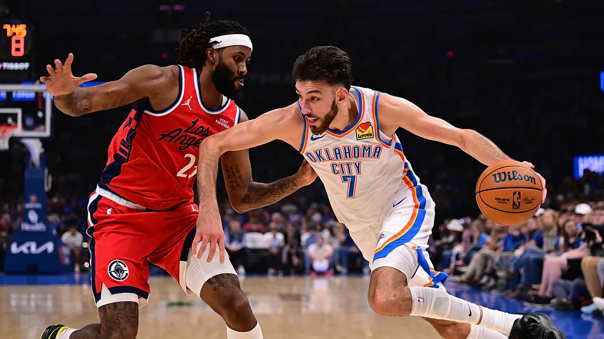 Chet Holmgren, numéro 7 du Thunder d'Oklahoma City, balle en main face aux Clippers, octobre 2026