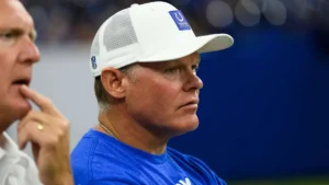 Chris Ballard, general manager des Colts, au bord du terrain lors d'un match des Colts